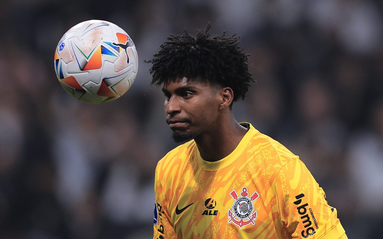 Hugo Souza defendeu um pênalti na vitória do Corinthians (Foto: Ettore Chiereguini/AGIF)
