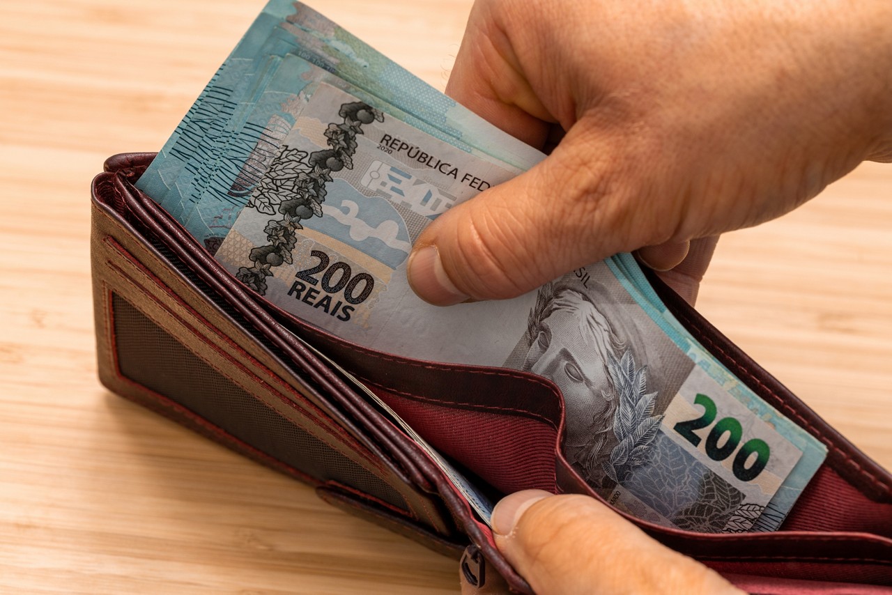 O depósito dos salários não deve ser baseado na abertura ou fechamento dos bancos, mas no que diz a CLT
