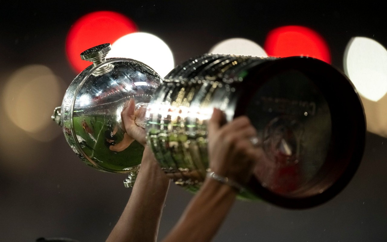 Taça da Libertadores sendo erguida