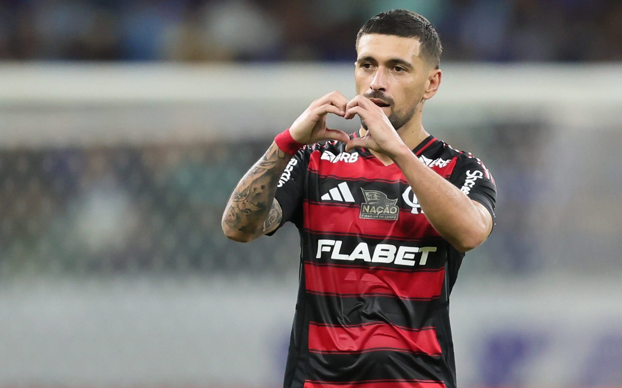 Arrascaeta, meia do Flamengo, comemora gol (Foto: Gilson Lobo/AGIF)