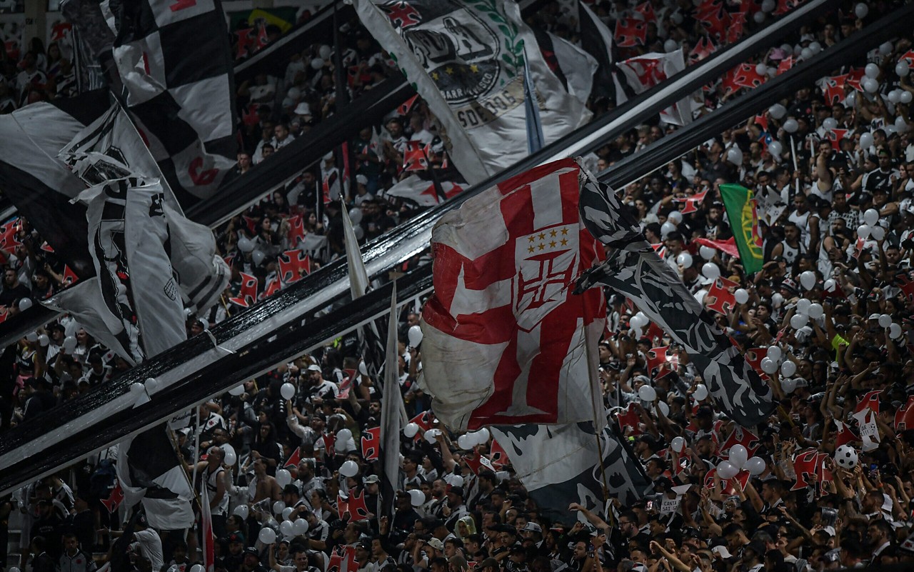 RJ - RIO DE JANEIRO - 19/10/2024 - COPA DO BRASIL 2024, VASCO X ATLETICO-MG - Torcida do Vasco durante partida contra Atletico-MG no estadio Sao Januario pelo campeonato Copa Do Brasil 2024. Foto: Thiago Ribeiro/AGIF