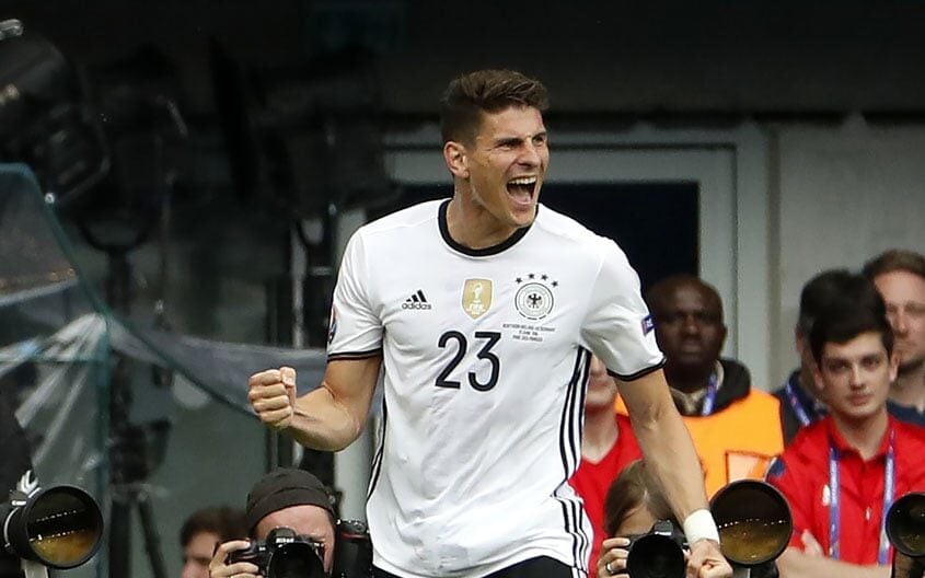 Mario Gómez comemora gol pela Alemanha (Foto: Odd Andersen/AFP)