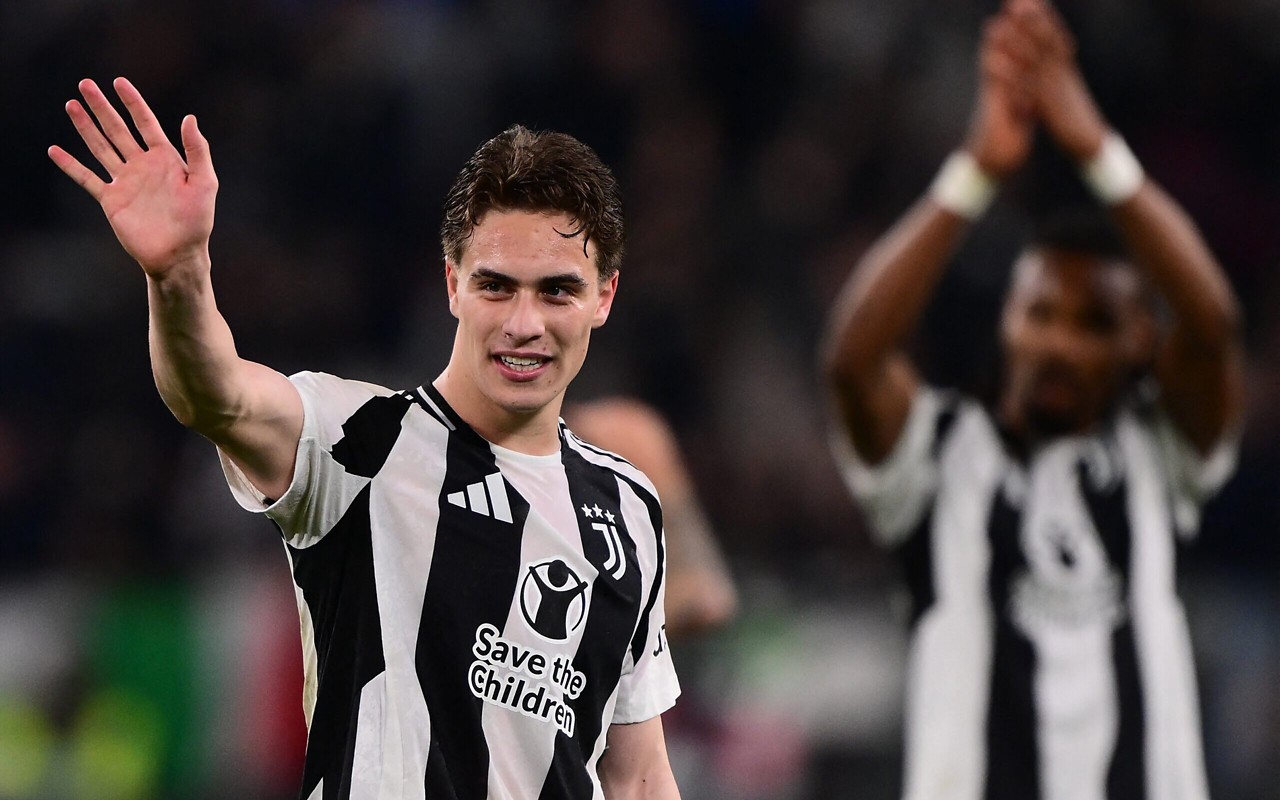 O meio-campista turco da Juventus, Kenan Yildiz, celebra após a vitória na partida da Serie A entre Juventus e Genoa. (Foto de Marco Bertorello/AFP)
