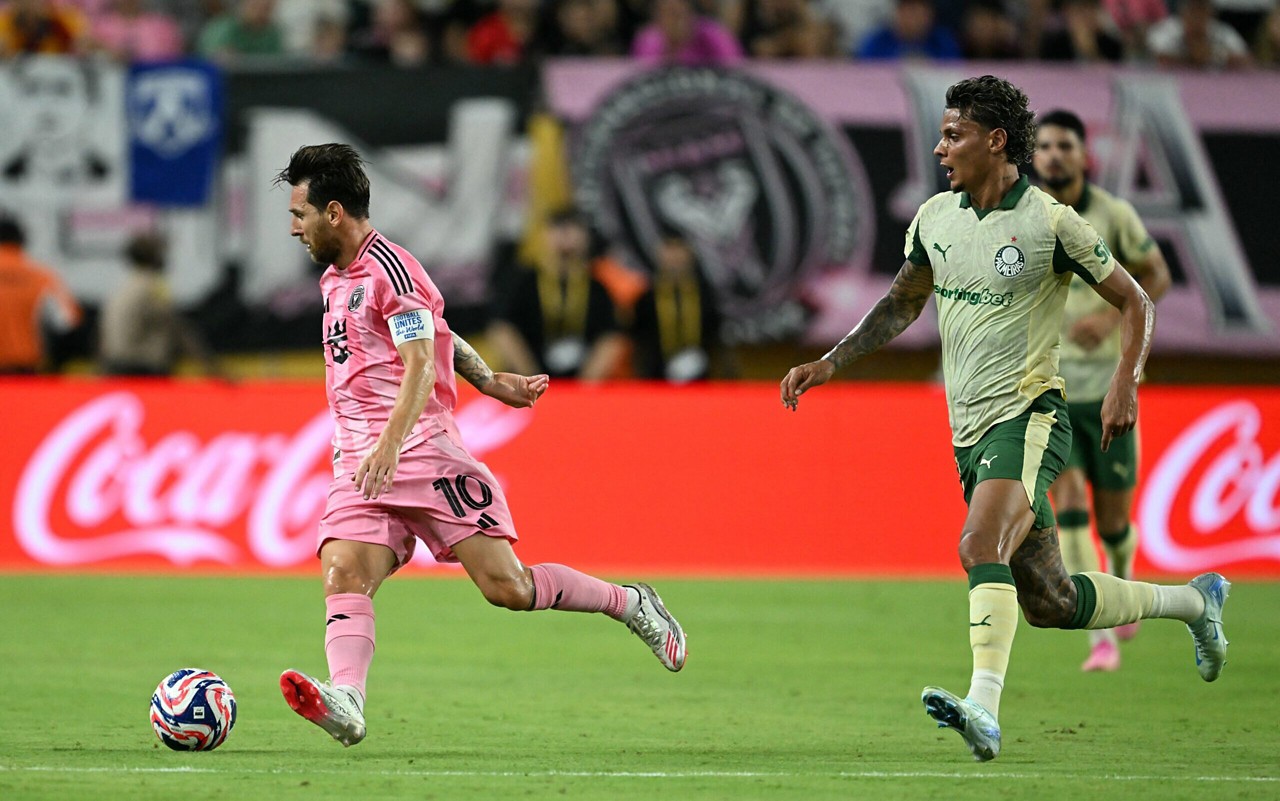 Lionel Messi e Richard Ríos em ação no duelo entre Inter Miami x Palmeiras no Mundial de Clubes (Foto: Reprodução/AFP)