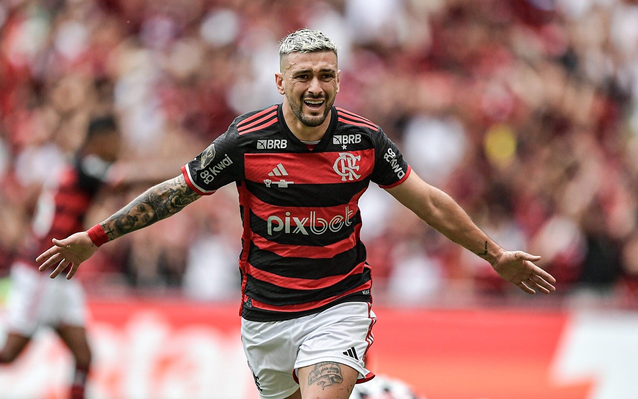 Arrascaeta comemorando gol pelo Flamengo (Foto: Thiago Ribeiro/AGIF)