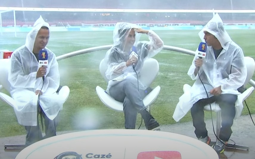 Jadson, ídolo do Corinthians, e Souza, figura marcada com a camisa do São Paulo, comentam clássico majestoso na CazéTV (Foto: Reprodução)
