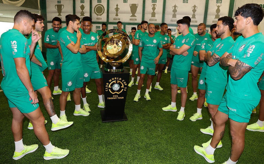 Elenco do Palmeiras recebe a taça do Mundial na Academia de Futebol. (Foto: Cesar Greco/Palmeiras)