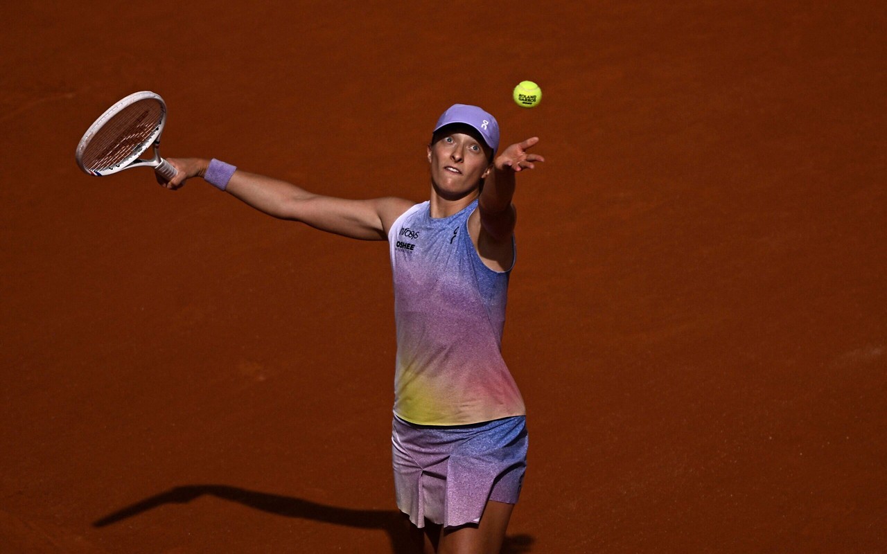 Iga Swiatek saca contra Emma Raducanu em Roland Garros (foto: JULIEN DE ROSA / AFP)