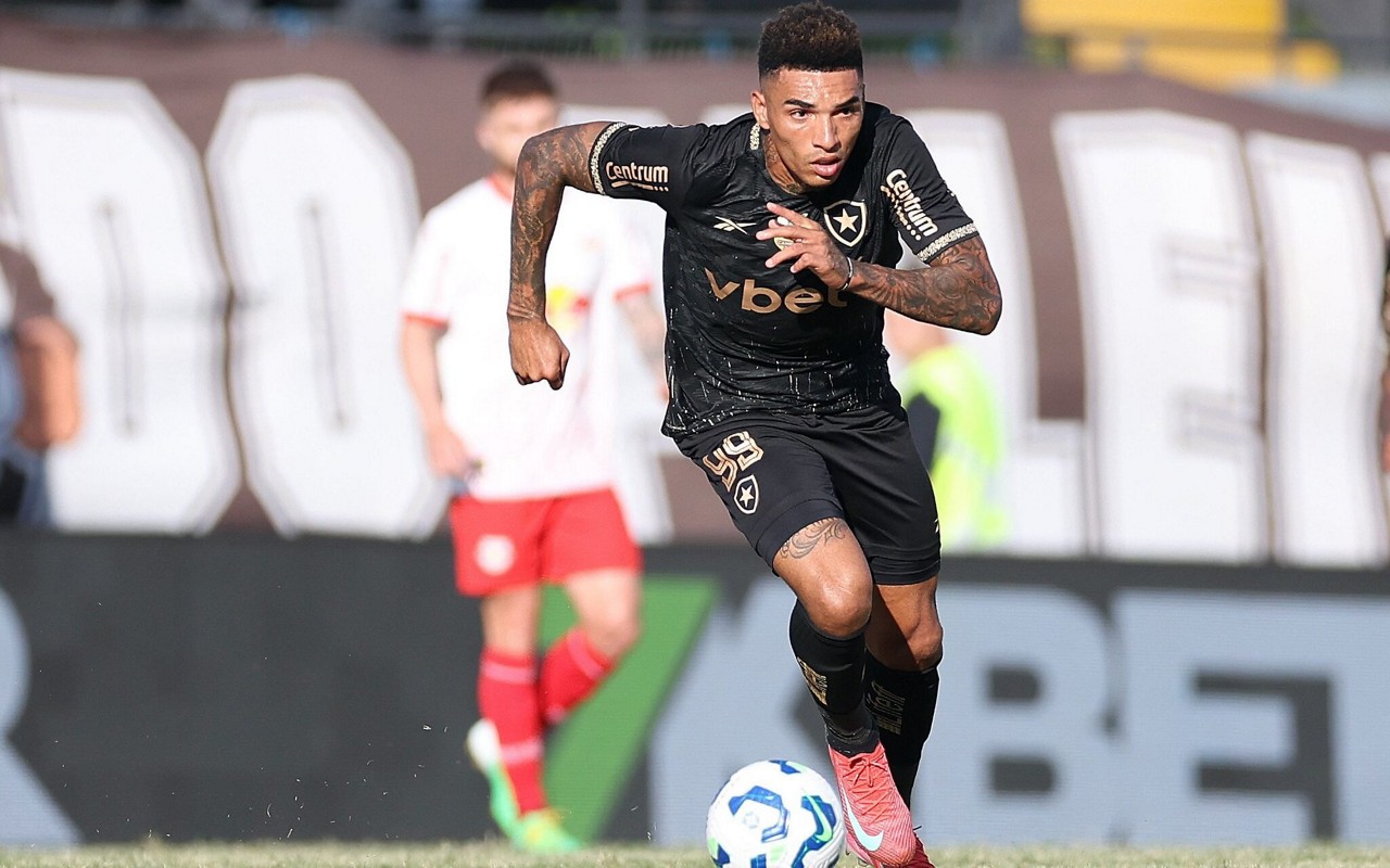 Igor Jesus em ação em Bragantino x Botafogo (Foto: Vítor Silva/Botafogo)
