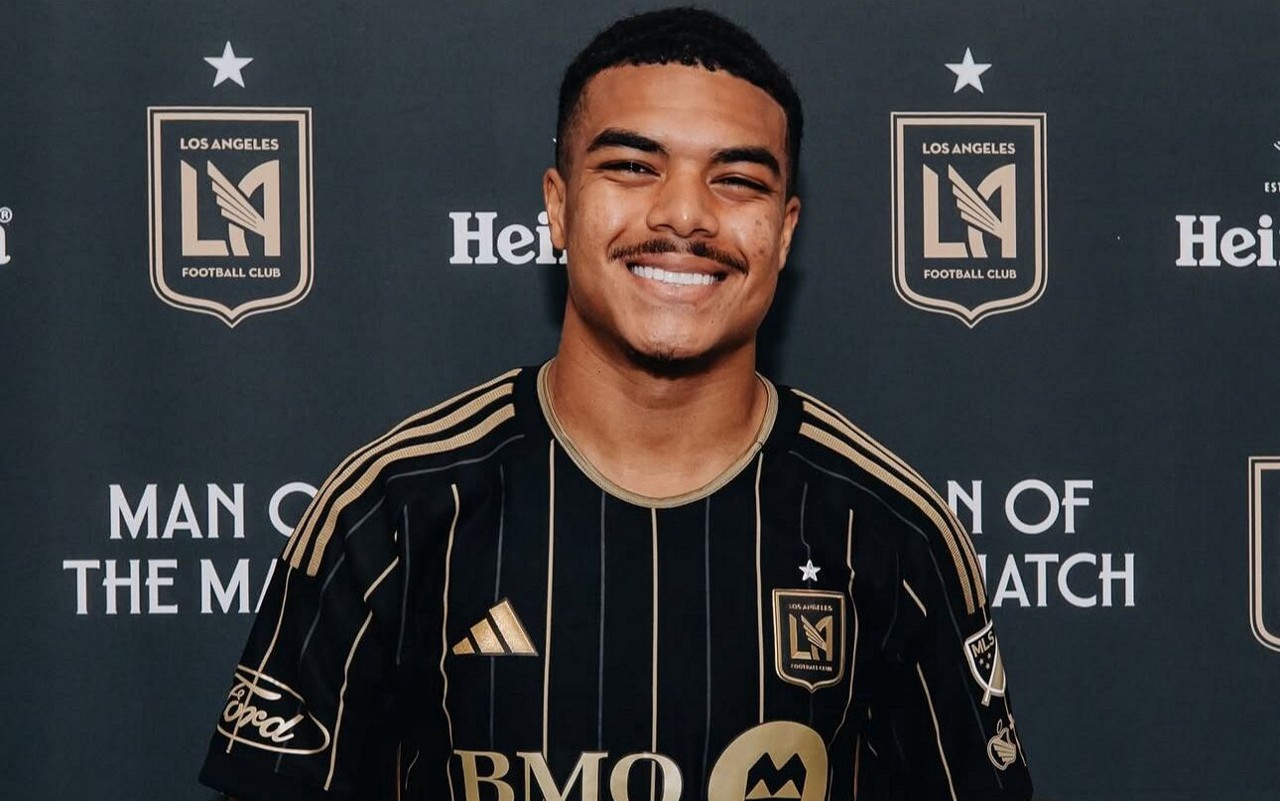 Igor Jesus posa para foto com a camisa do LAFC (Foto: Reprodução/ Redes Sociais)
