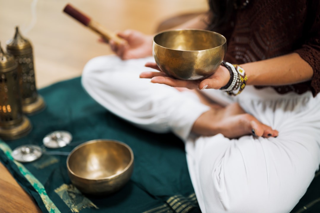 TikTok ativa meditação noturna para jovens e tenta reduzir uso do app à noite