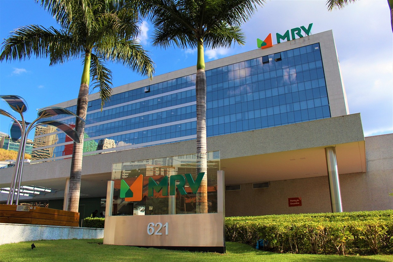 MRV é condenada a pagar R$ 8 mil e aluguel por atraso na entrega de imóvel em Uberlândia