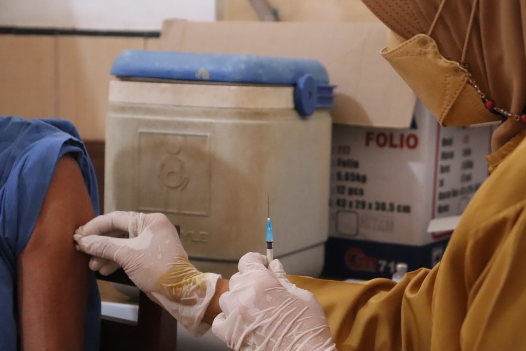 Vacina contra chikungunya tem uso suspenso em idosos após mortes e reações graves