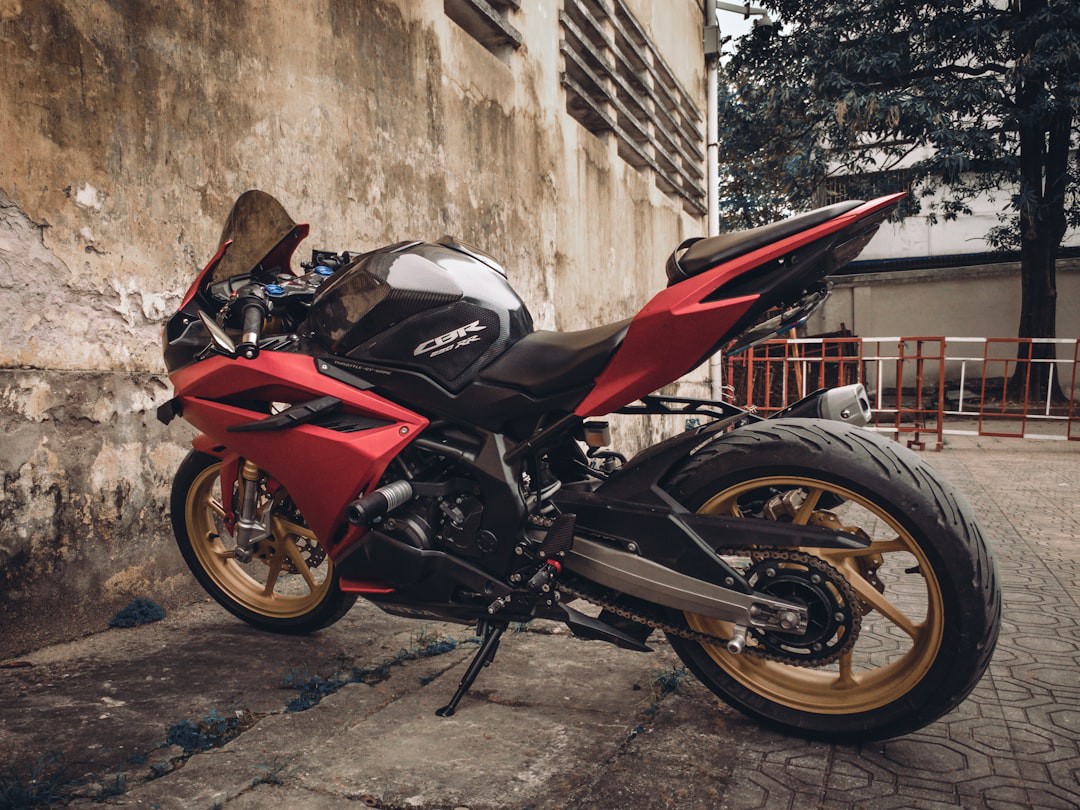 Homem tenta anular multas de moto vendida sem contrato e tem surpresa na Justiça