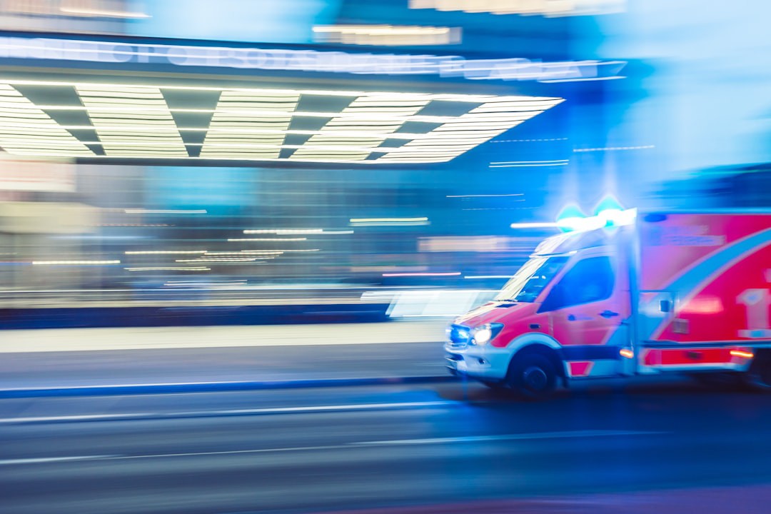 Empresa médica é condenada por transportar empregada em ambulância para o trabalho