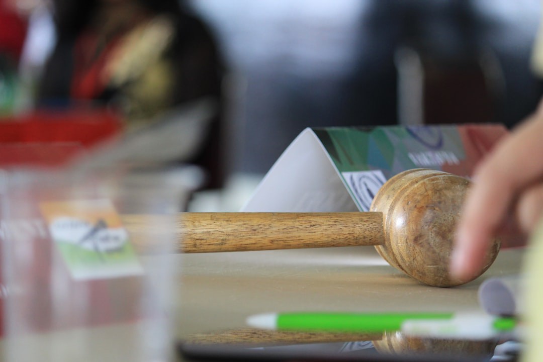 Empresa pagará R$ 10 mil por chamar ex-funcionário de narcisista e usar foto sem aval