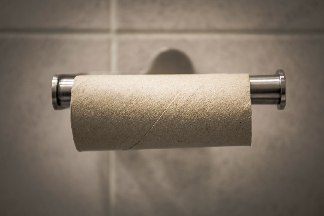 Grande empresa é condenada por expor funcionário a risco e banheiro sem papel higiênico