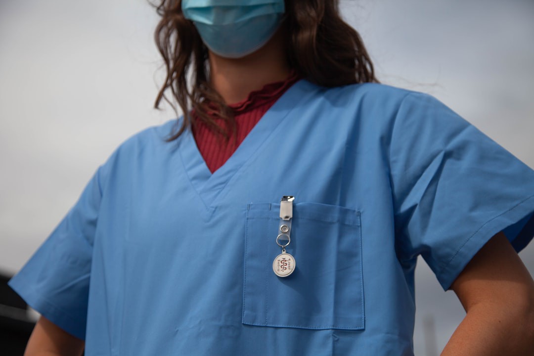 Médica ficou dois anos sem salário por recusar virar PJ — decisão da Justiça choca