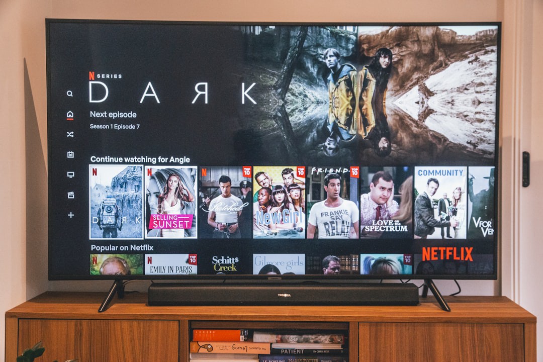A Netflix esconde essa comédia brilhante de um diretor com apenas 3 filmes lançados