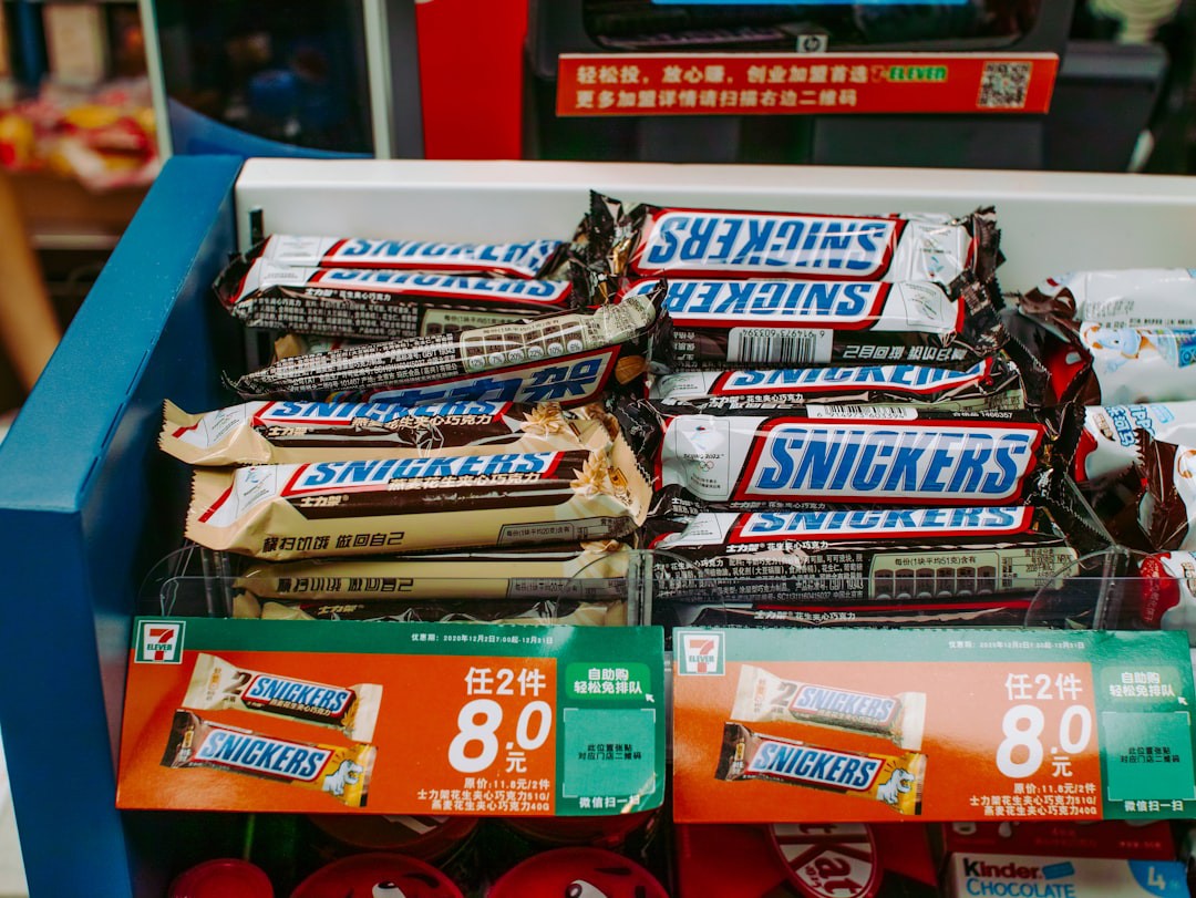 Chocolate não mata fome: STJ mantém pena de homem que furtou 6 barras