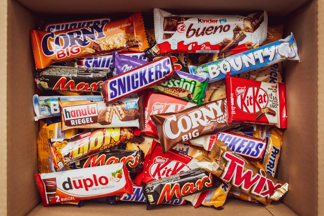 Vendedora furta 19 barras de chocolate vende no Facebook e recebe justa causa