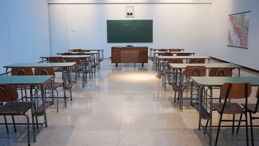 Crime em escola vira hediondo: nova lei dobra pena de agressão e homicídio