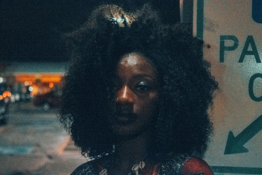 Mulher é condenada por injúria racial após xingar prima com ofensa sobre cor da pele