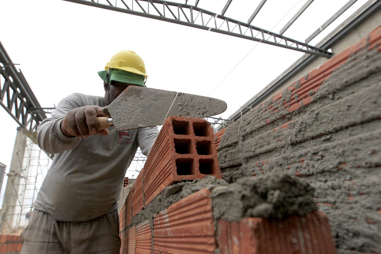 Construtora flagrada pagando R$4.000 por fora terá que oficializar valor na carteira