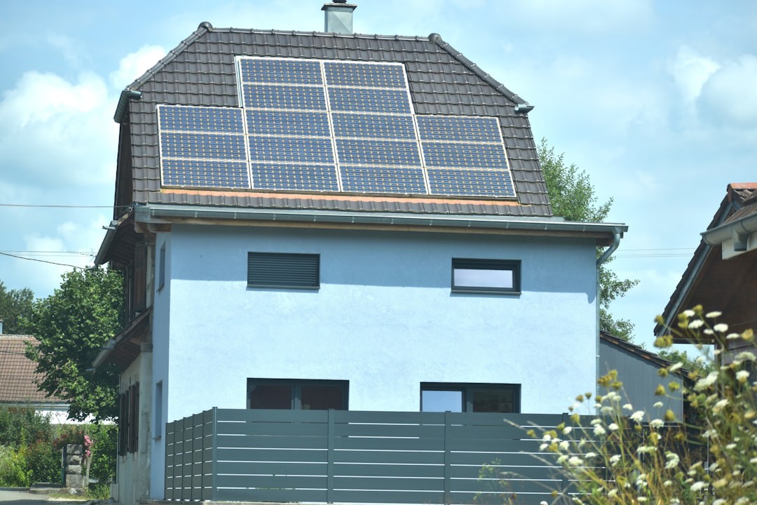 Governo volta atrás e corta imposto de painéis solares usados em grandes usinas