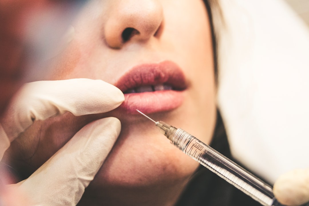 Paciente será indenizado após erro em cirurgia plástica causar infecção e deformação