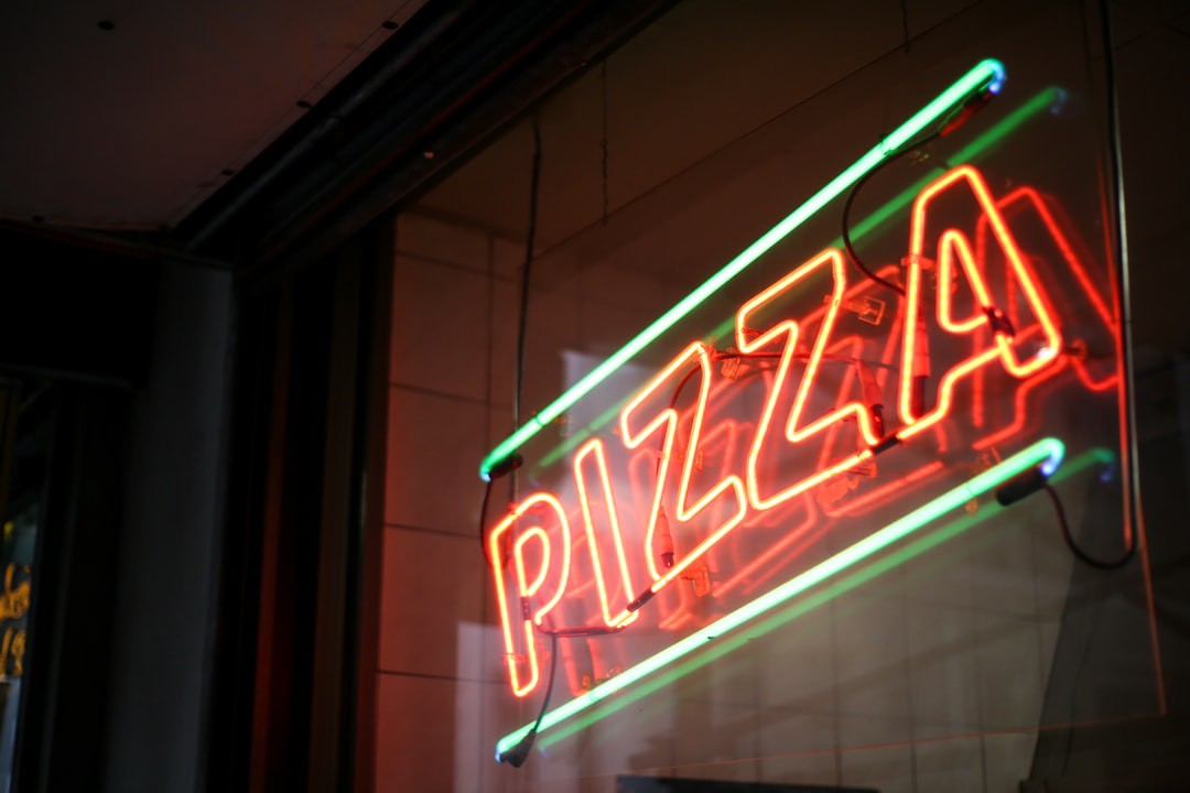 Justiça condena homem a 5 anos por pagar pizza com dinheiro falso 