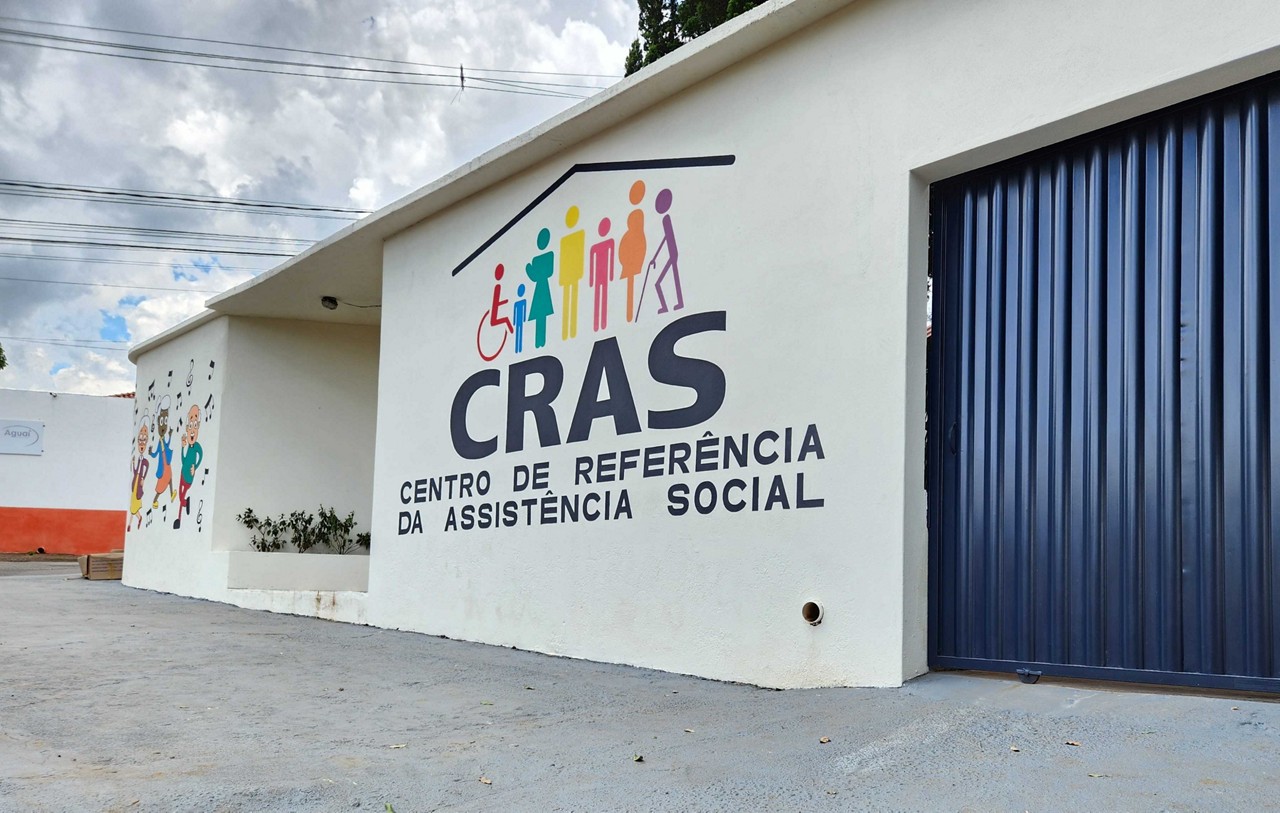 Mulher é condenada por jogar pedra na porta do CRAS e pega 6 meses de prisão