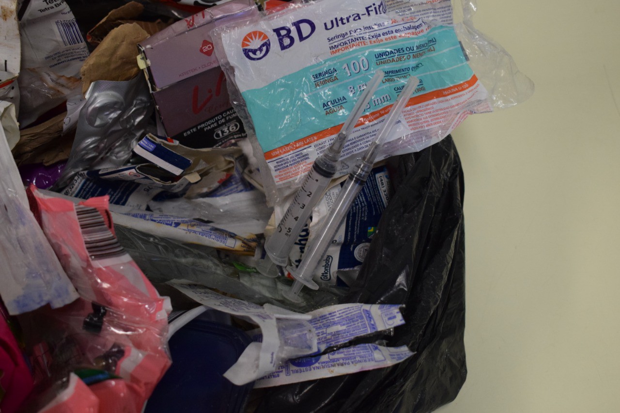 Condomínio em Varginha é condenado após coletor de lixo se ferir com agulha