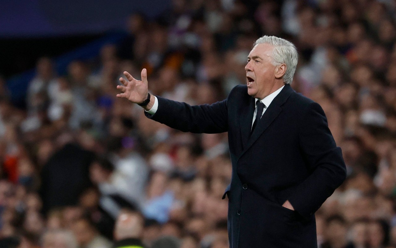 Ancelotti orienta jogadores do Real Madrid em jogo contra o Arsenal (Foto: Pierre-Philippe Marcou/AFP)