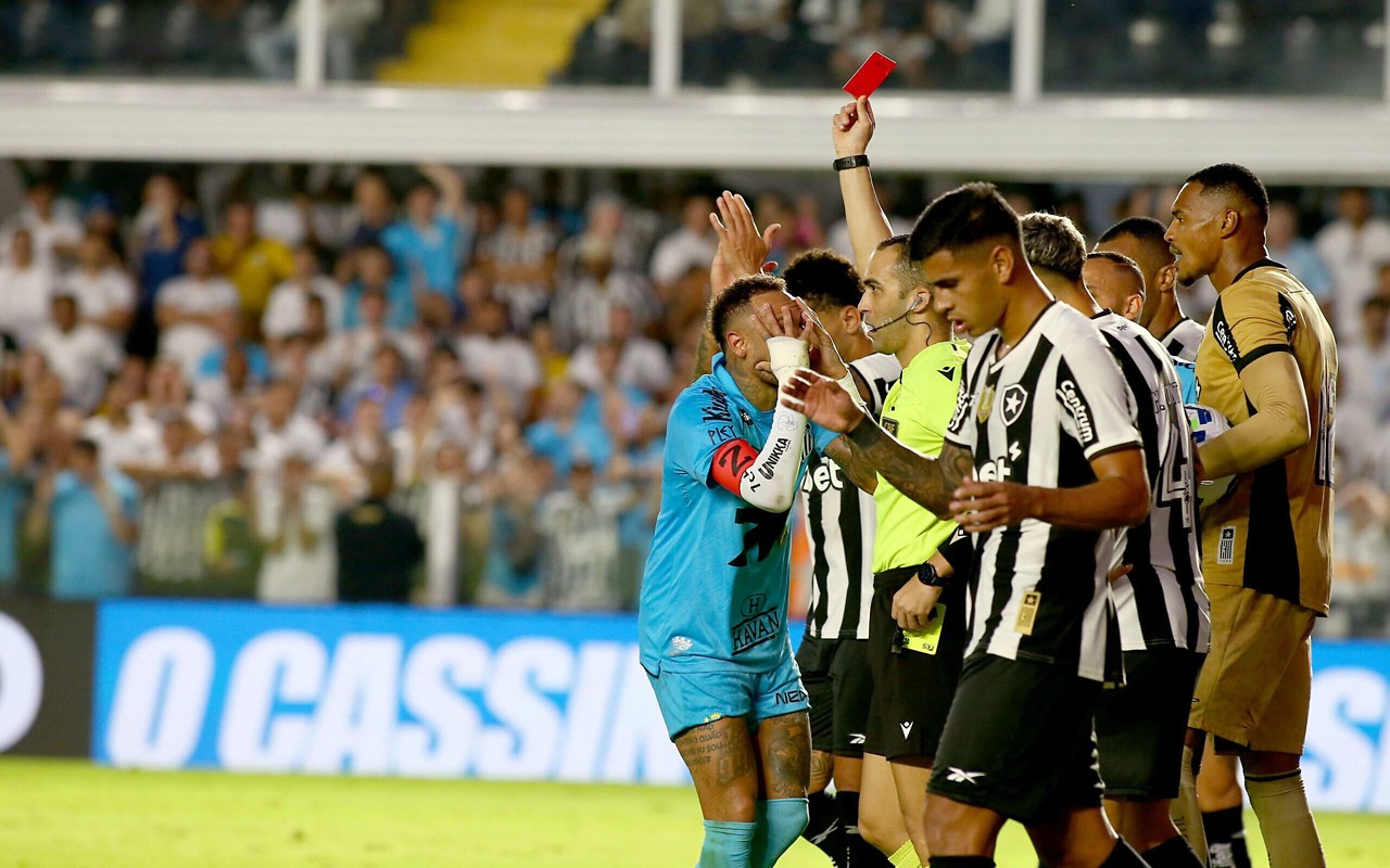 Neymar é expulso por gol de mão em Santos x Botafogo (Foto: Mauricio de Souza/AGIF)