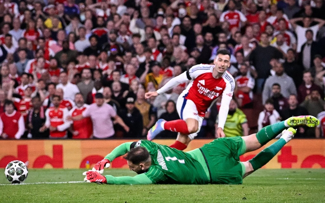 Gabriel Martinelli sendo impedido de marcar por Gianluigi Donnarumma no jogo entre Arsenal x PSG (Foto: Reprodução/PSG)