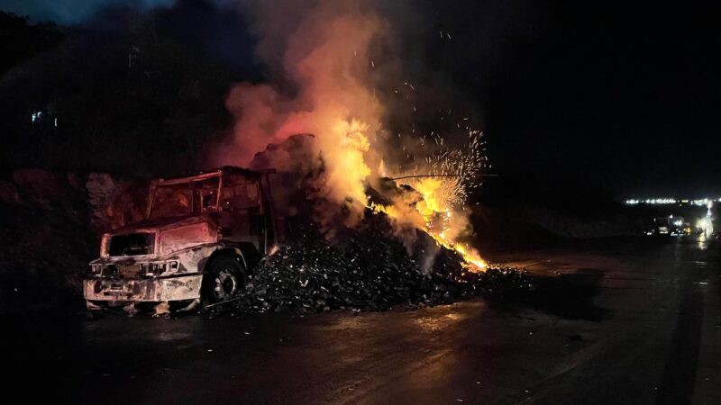 Incêndio destrói caminhão com carga de carvão na BR-251 em Montes Claros