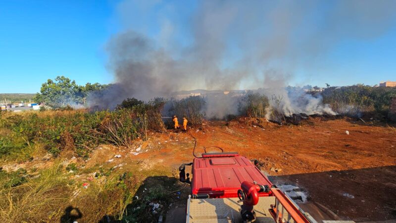 Incêndio destrói parte de área com pastagem e entulho em Montes Claros
