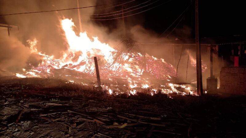 Incêndio destrói parte de estrutura e maquinário de caixotaria na MGC-401, em Janaúba