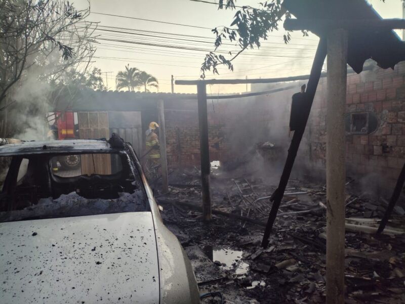 Incêndio destrói tapeçaria e veículo no centro de Januária
