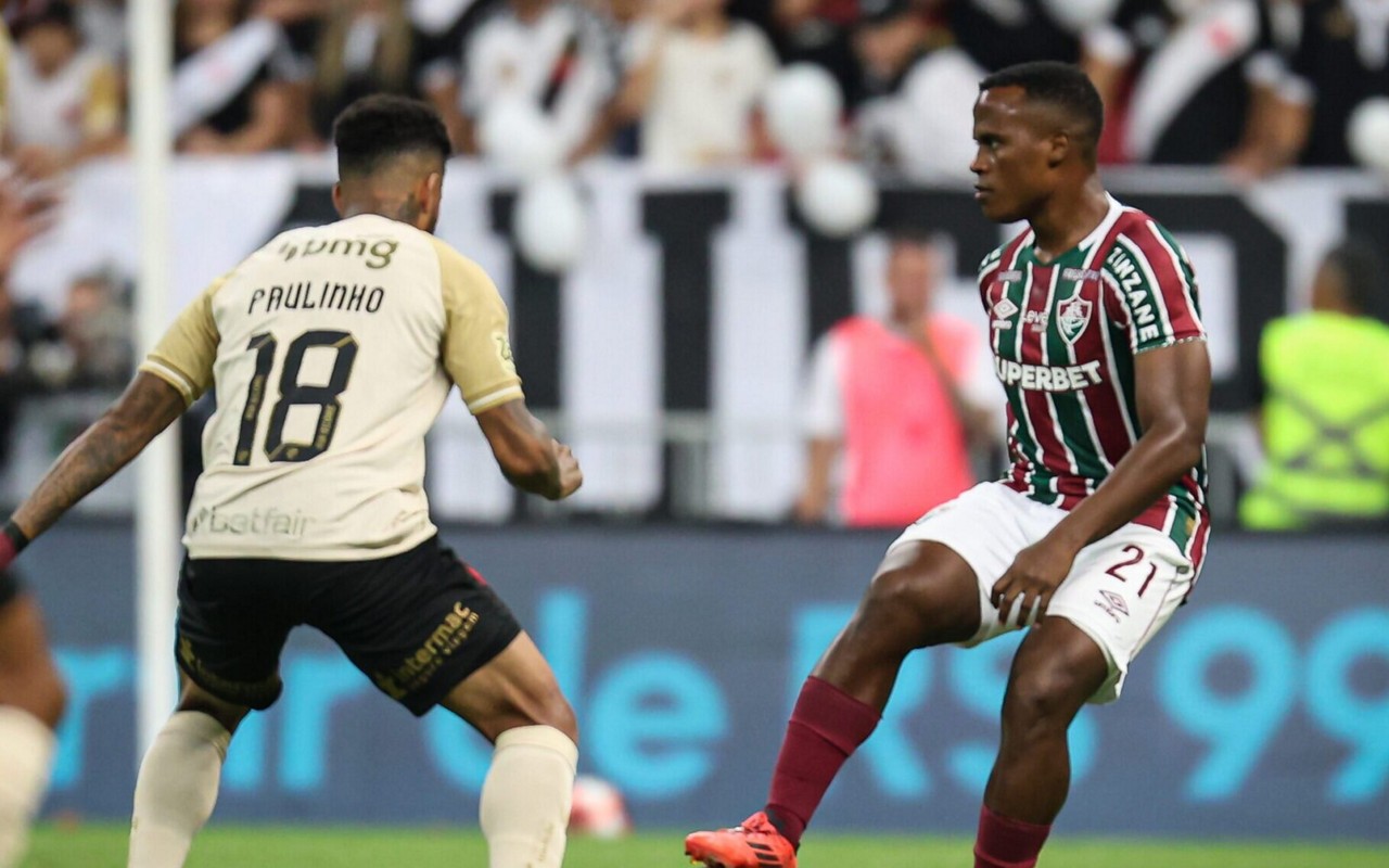 Jhon Arias sendo marcado por Paulinho no clássico entre Fluminense e Vasco, pelo Carioca (Foto: Marcelo Gonçalves/Fluminense FC)