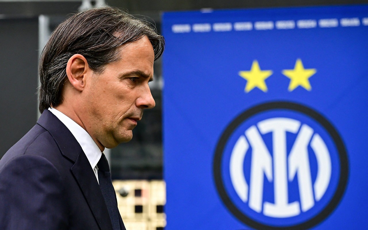 Alvo do Al-Hilal, Simone Inzaghi caminha com o escudo da Inter de Milão ao fundo (Foto: Piero Cruciatti/AFP)