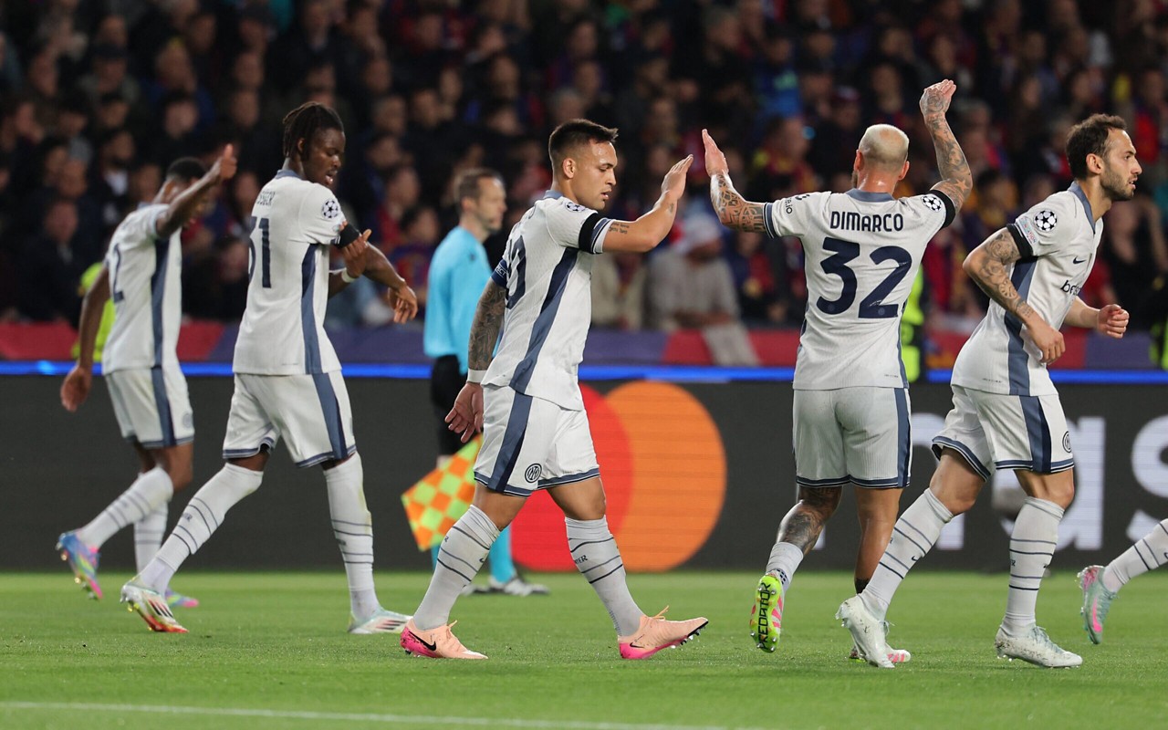 Jogadores da Inter de Milão na partida contra o Barcelona (Foto: Lluis Gene/AFP)