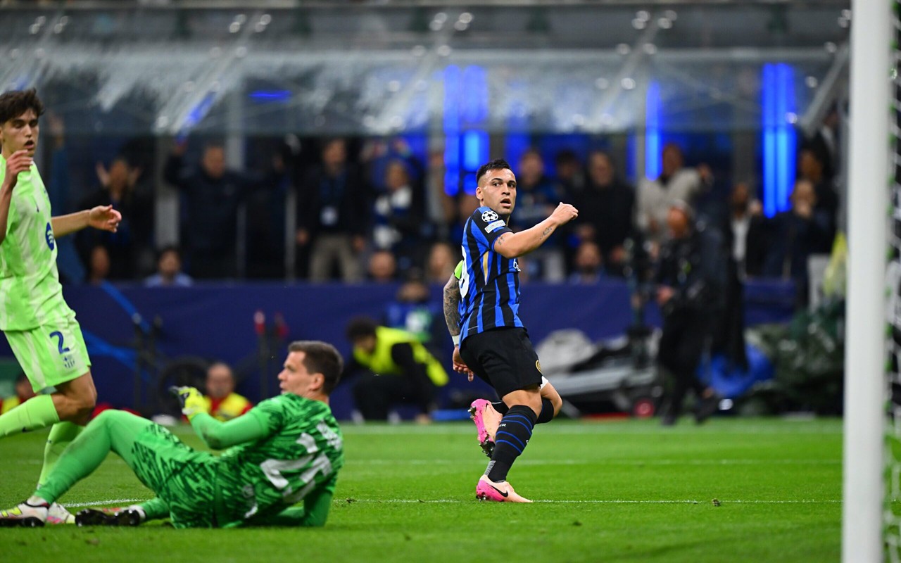 Lautaro Martínez comemorando gol no jogo entre Inter de Milão x Barcelona pela Champions League (Foto: Reprodução/Inter)