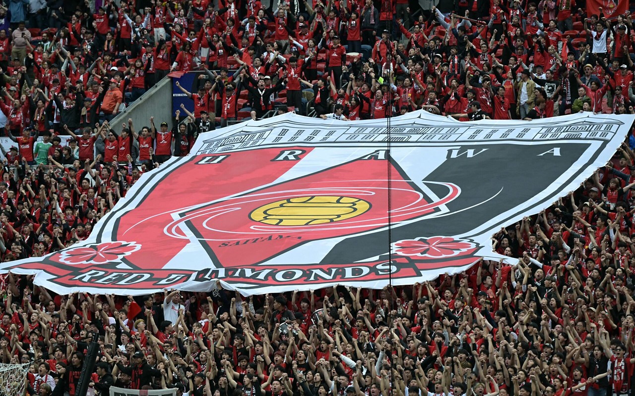 Mosaico da torcida do Urawa Red Diamonds na partida contra a Inter de Milão (Foto: Juan Mabromata/AFP)