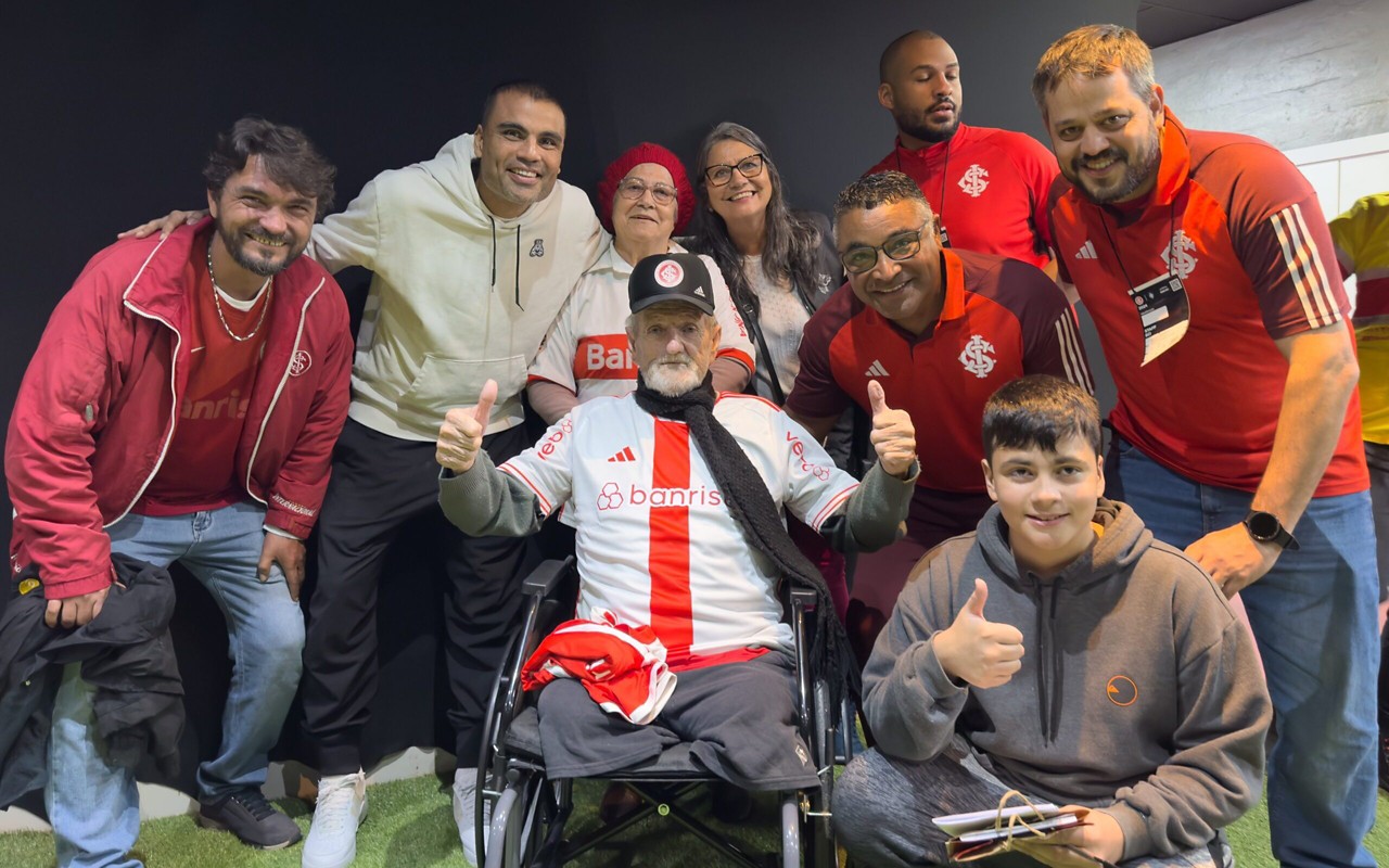 Seu Solomar em encontro com atletas e comissão técnica (Foto: Divulgação/SC Internacional)