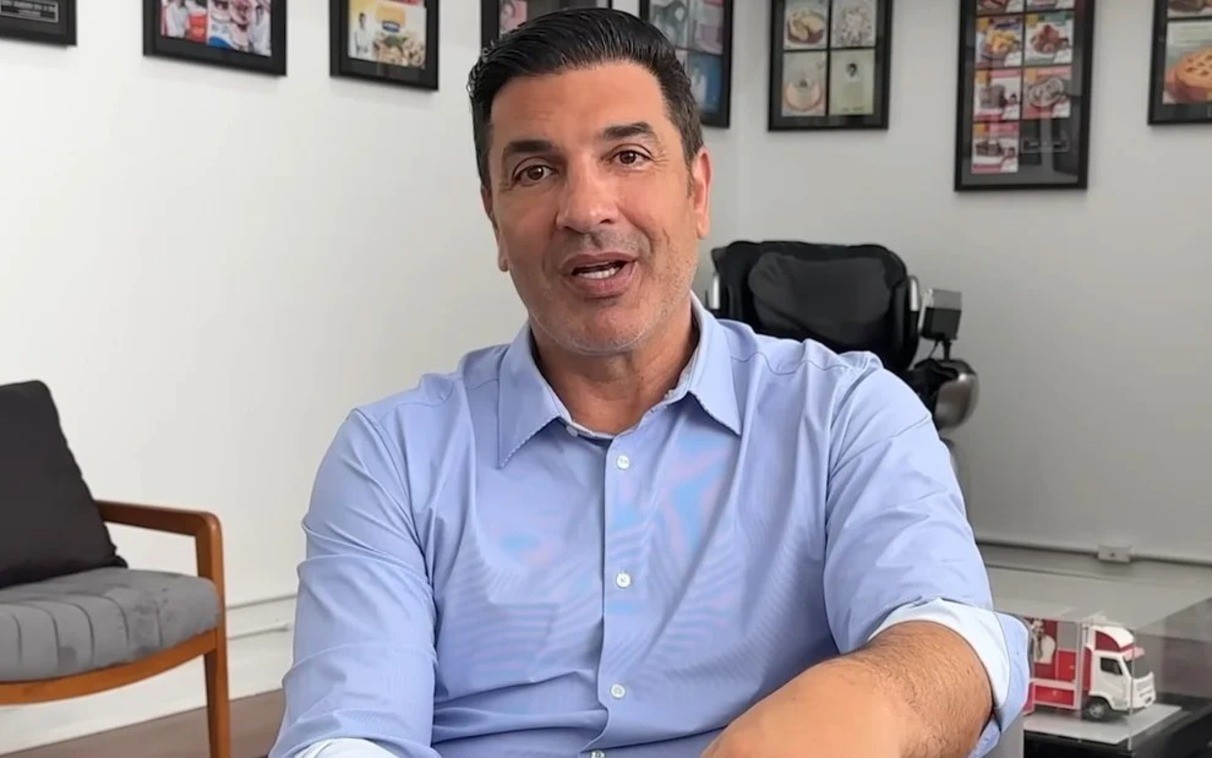 Edu Guedes em vídeo do seu canal no YouTube; o apresentador trata um câncer no pâncreas