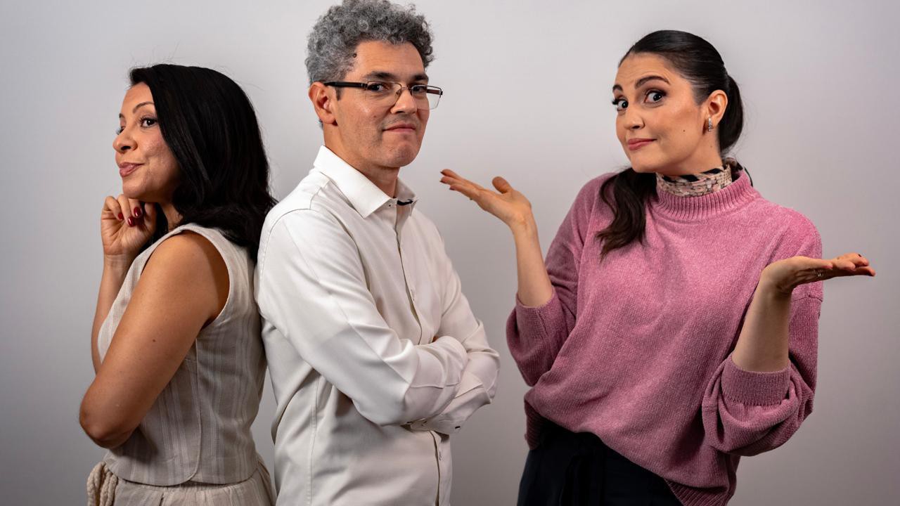 Viviane  Ferraccioli e Adriano Azevedo protagonizam o reality show "Até que os Boletos Não nos Separem", comandado por Chris Flores (à direita)