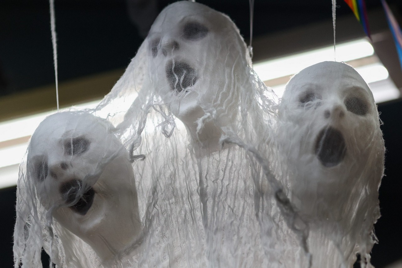 Festa de Halloween é incorporada ao calendário festivo no Brasil e movimenta mercado de fantasias e decoração 'assombrosos' 