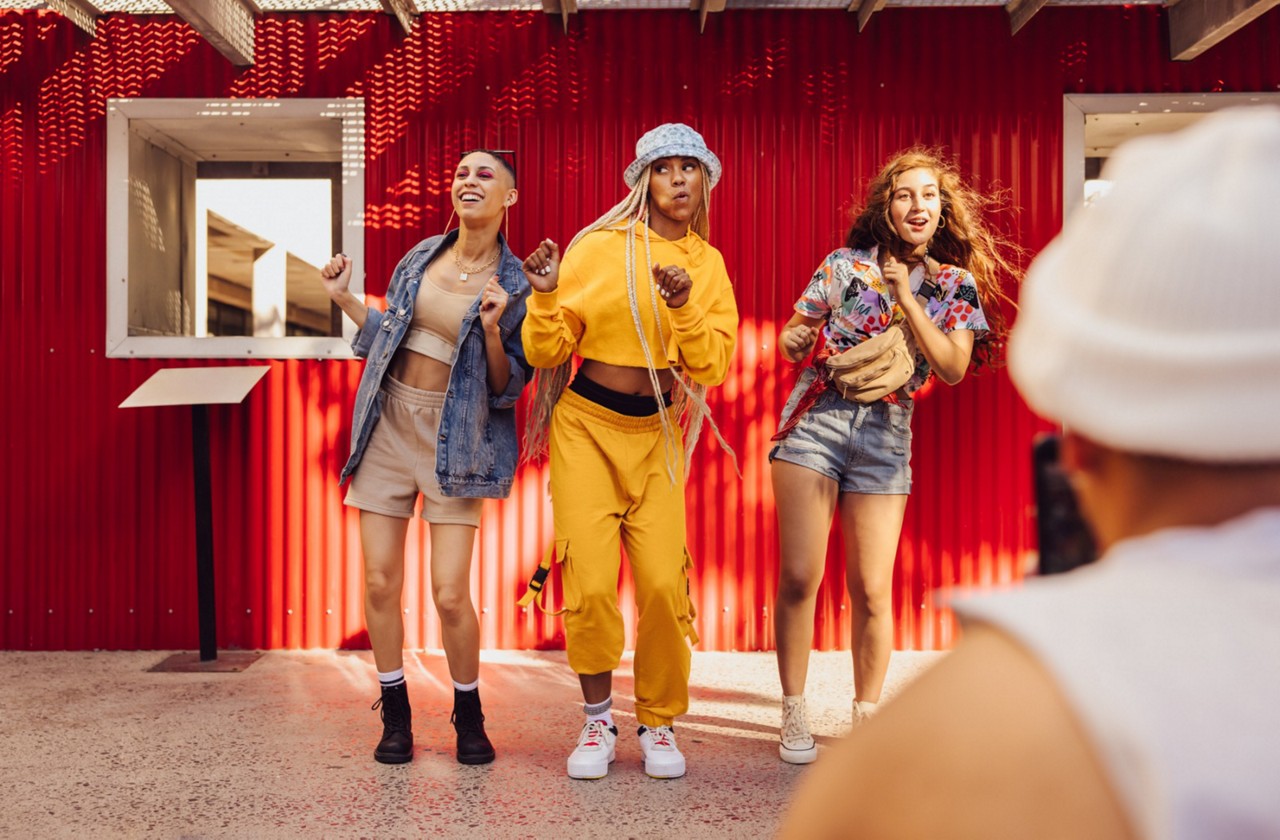 Trio de mulheres é filmado em quanto dança em frente a um ambiente 'instagramável'